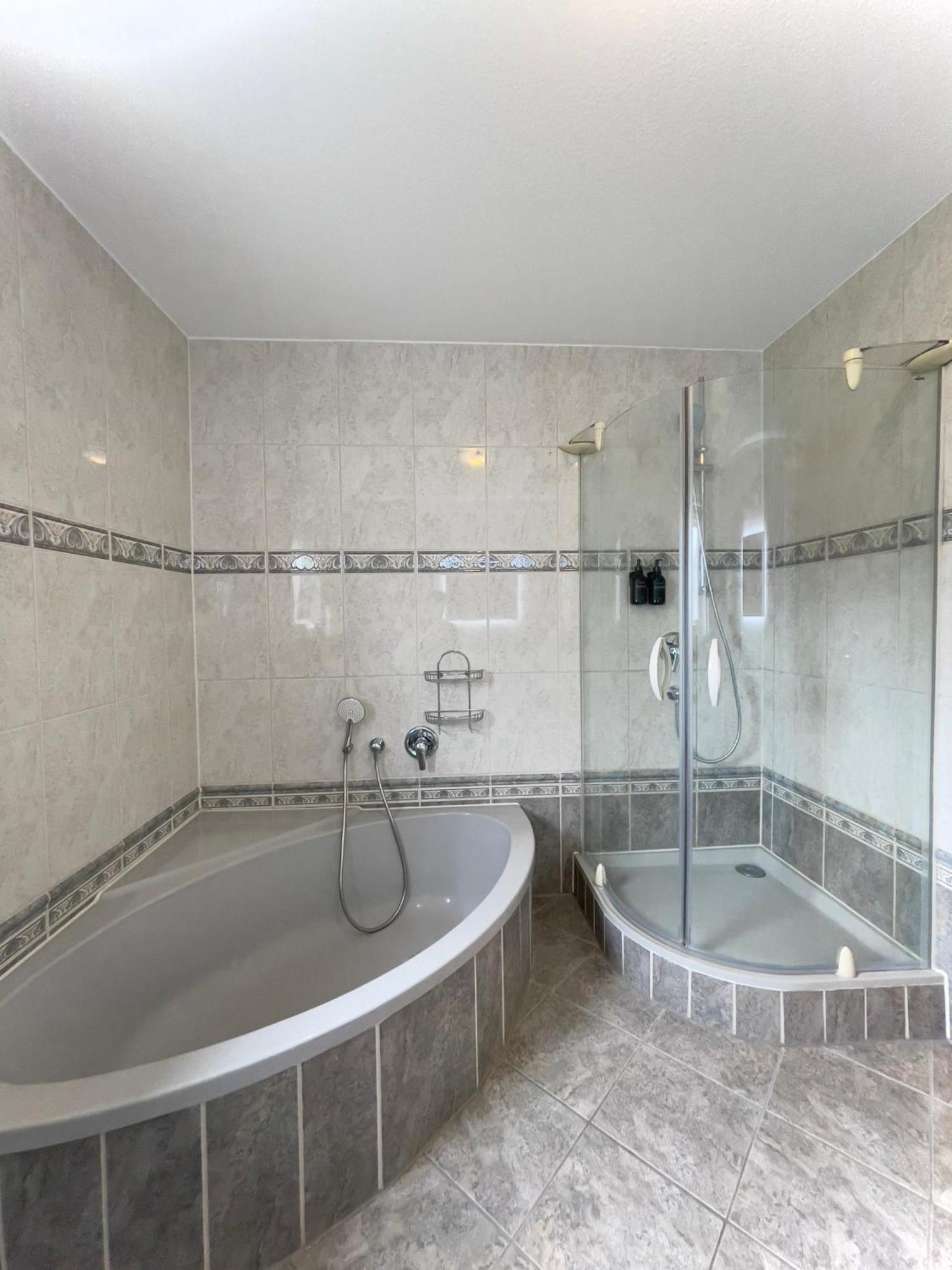 110Qm - 4 Zimmer - Privat Parkplatz - Zentral - Balkon - Mallibase Apartments كاسيل المظهر الخارجي الصورة