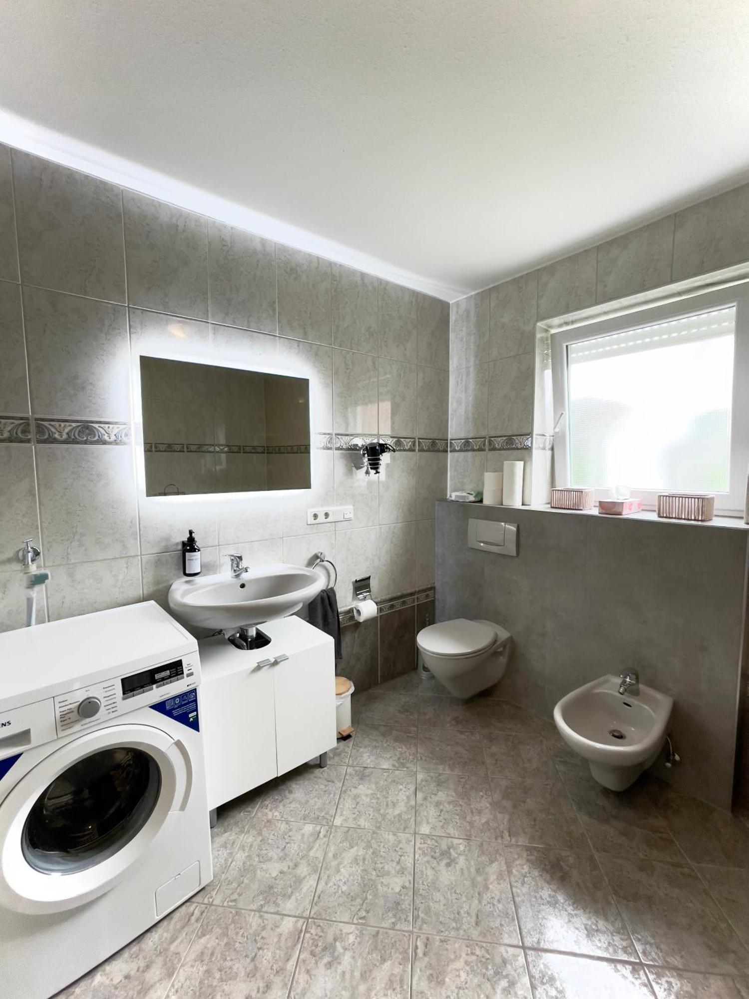 110Qm - 4 Zimmer - Privat Parkplatz - Zentral - Balkon - Mallibase Apartments كاسيل المظهر الخارجي الصورة